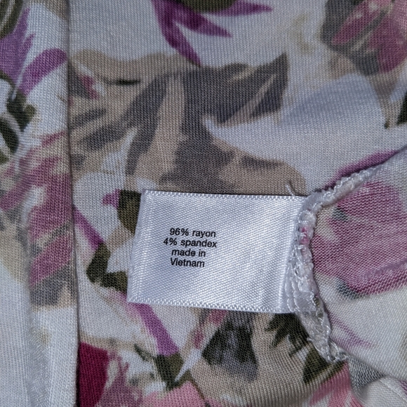 LANE BRYANT Flower V-neck Top - Picture 10 of 10